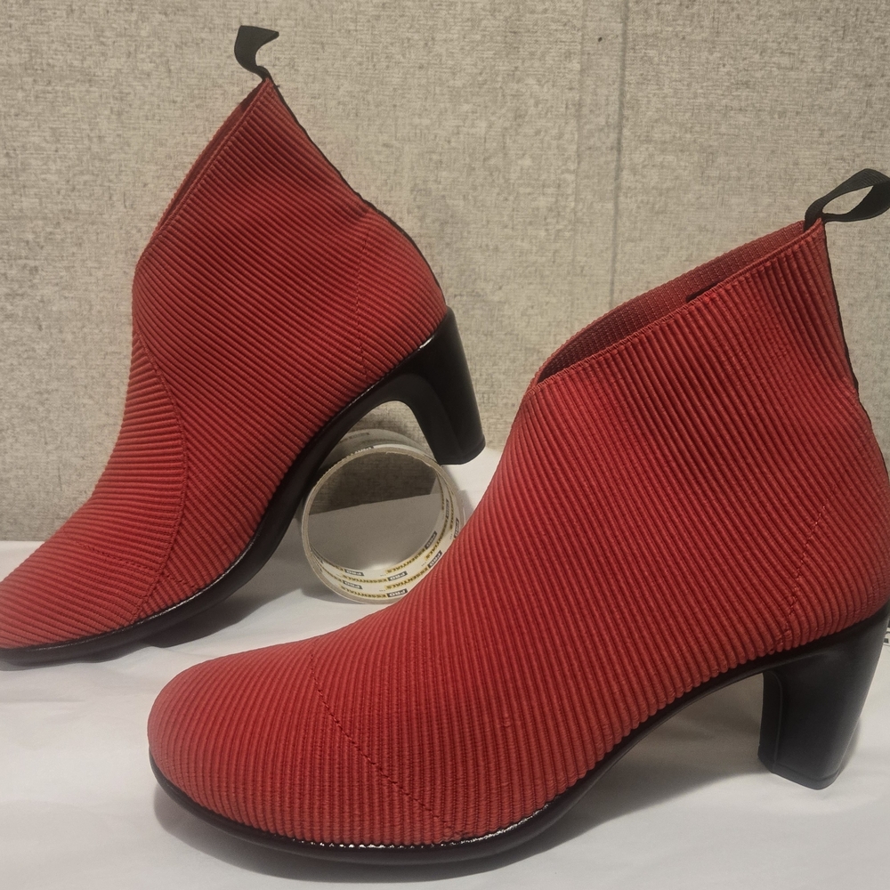 CHARLESTON SHOE CO. Red Ribbed Heeled Boots. Size 9 Unworn Closing Closet